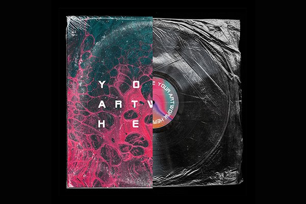 【PS样机】复古黑胶唱片褶皱锡箔塑料包装封面设计PS贴图样机 Customizable Vinyl Record Mockup